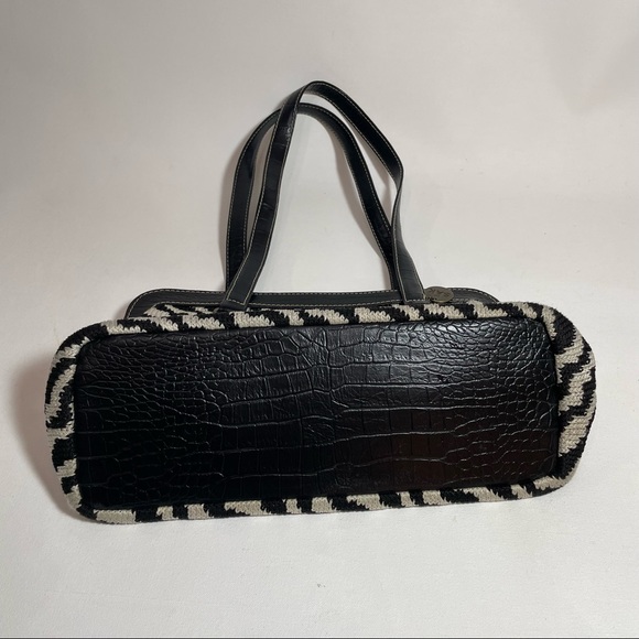 The Sak knit zebra shoulder bag 🦓 with snap closure 👛 and croc 🐊 leather - Picture 5 of 14